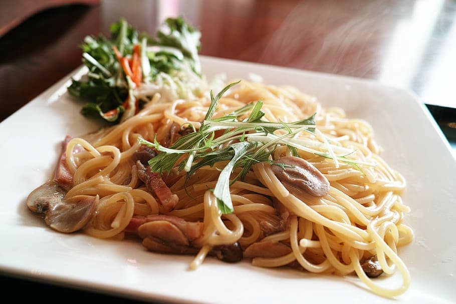 espaguettis al ajillo con tomate cherry confitado y un toque de guindilla